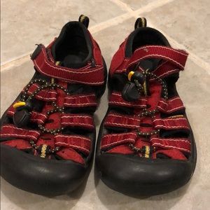 KEEN maroon red size 10 kids size preschooler
